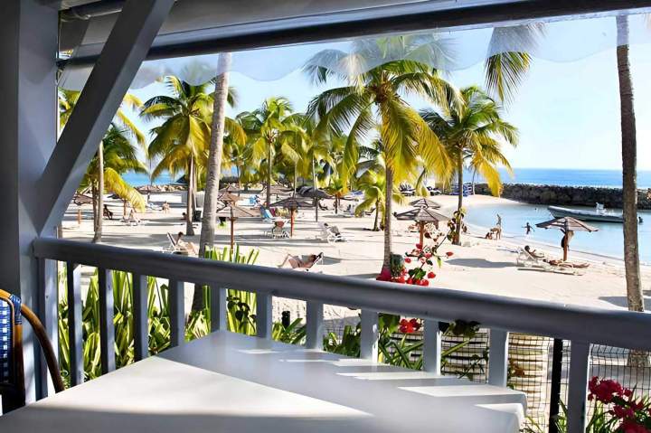 Vue sur la plage depuis le restaurant Martinique
