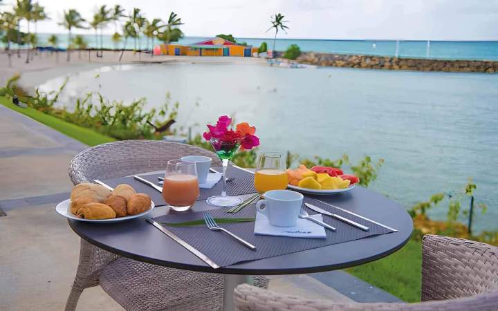 petit-déjeuner servi sur la terrasse Martinique